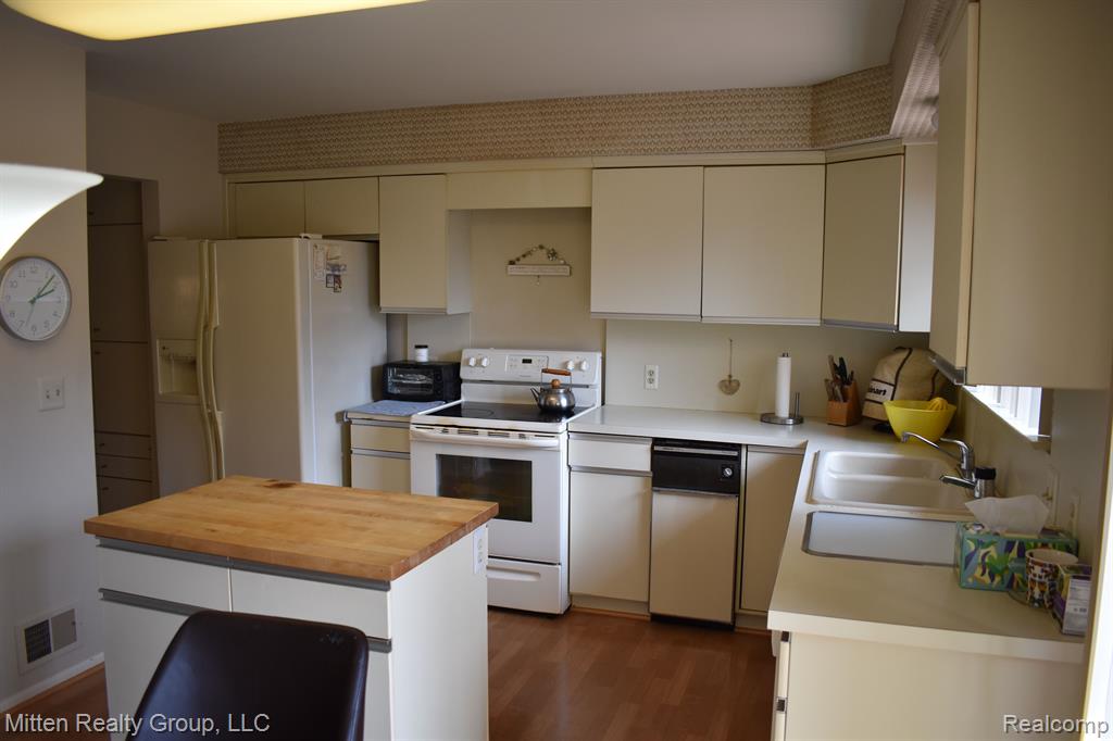 4356 FOXPOINTE Drive, West Bloomfield, MI 48323 — Photo 4