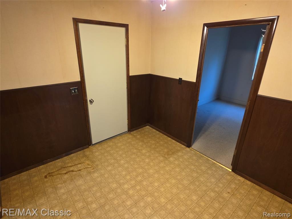 952 Lakeview Street, Waterford, MI 48328 — Photo 16