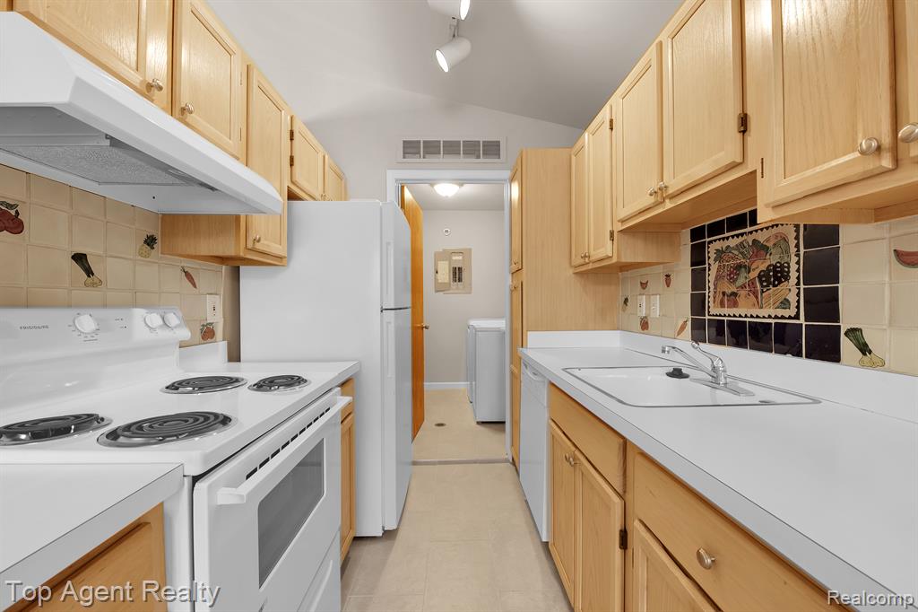 44643 CONNECTICUT Court, Clinton Twp, MI 48038 — Photo 8
