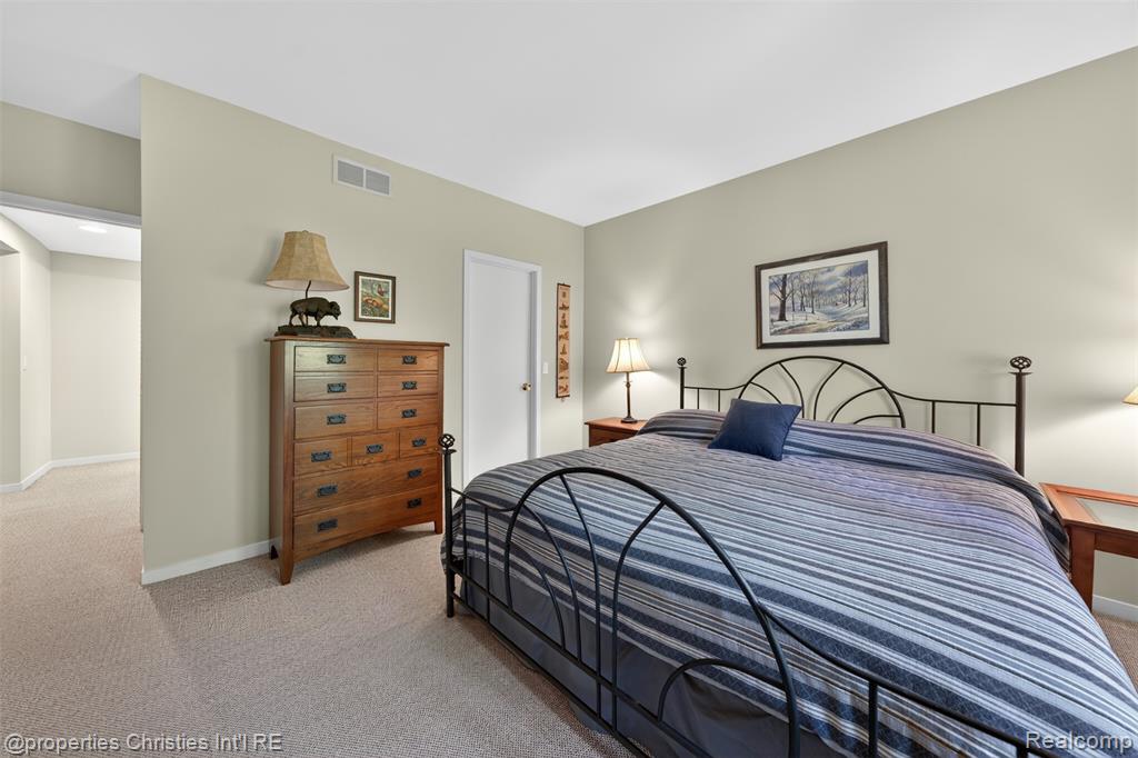 6390 Country Shire Lane, West Bloomfield, MI 48323 — Photo 36
