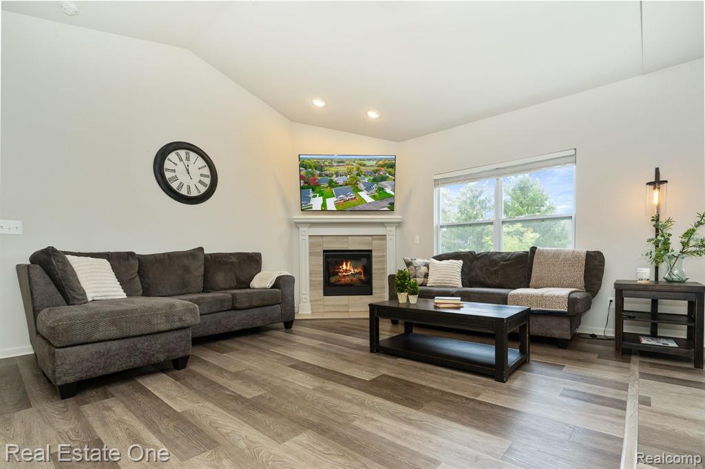 85 CROSBIE, Lake Orion, MI 48362 — Photo 2