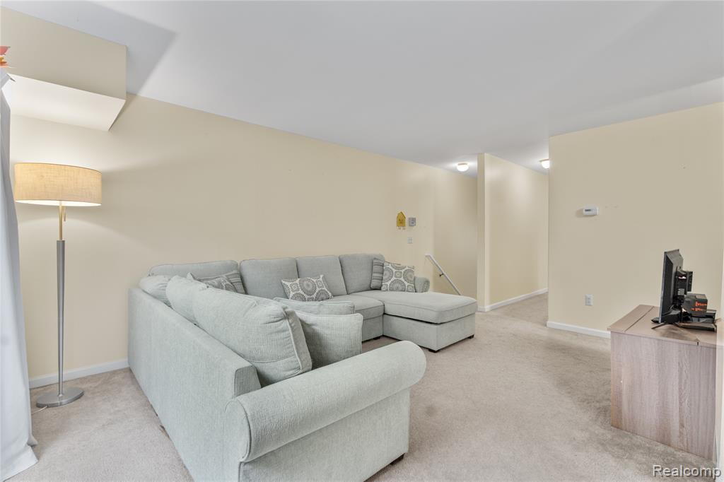33905 Pondview Circle, Livonia, MI 48152 — Photo 5