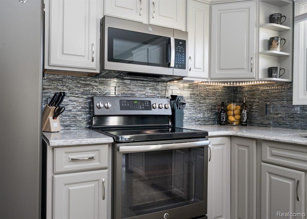 2941 Silverhill Drive, Waterford, MI 48329 — Photo 23