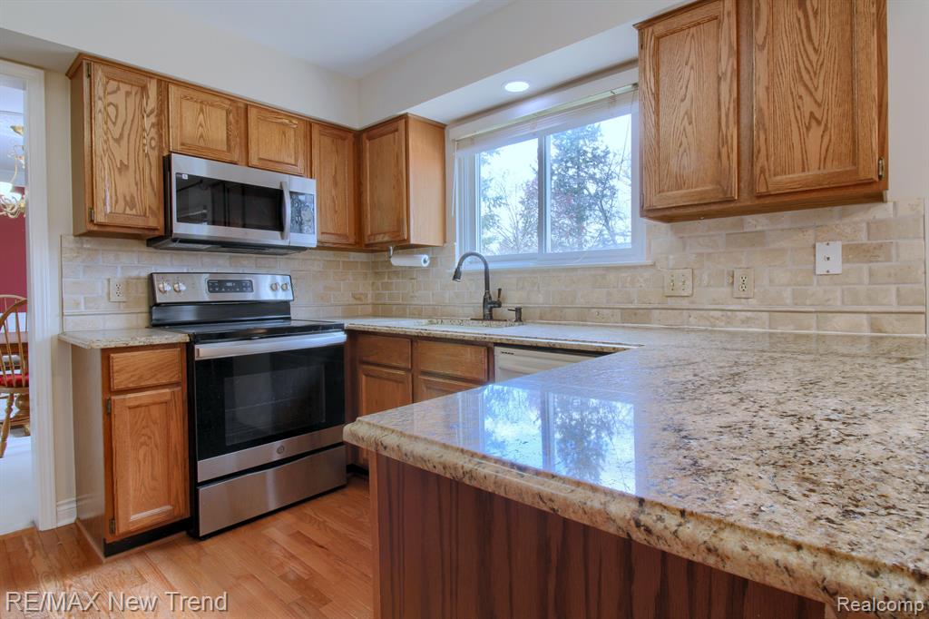 24802 SARAH FLYNN, Novi, MI — Photo 12