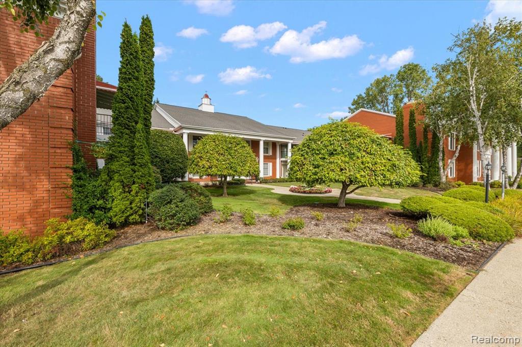 19710 W 13 Mile Road, 202, Beverly Hills, MI 48025 — Photo 4