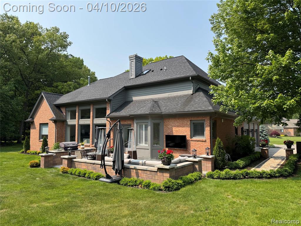 Backyard Kitchen w/Immaculate Landscaping