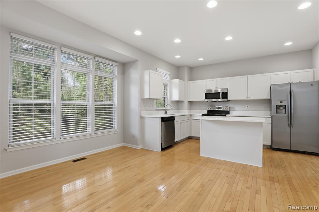 4368 Gateway Circle, West Bloomfield, MI — Photo 12