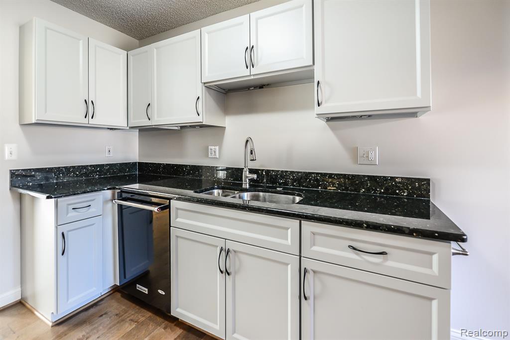 35037 Red Pine Drive, 116, Farmington Hills, MI 48335 — Photo 11