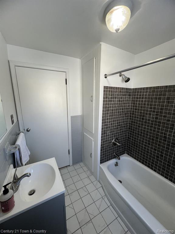 697 E ANNABELLE Avenue, Hazel Park, MI 48030 — Photo 13