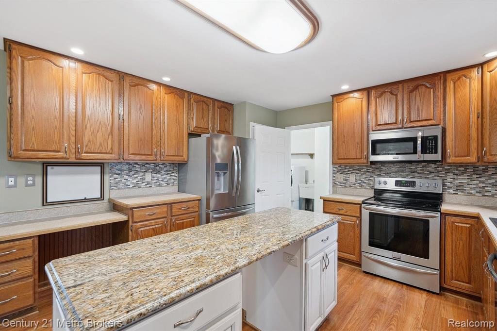 6452 E MAPLE Avenue, Grand Blanc, MI 48439 — Photo 11