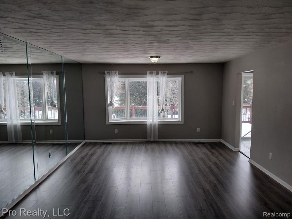 8445 Crestshire Drive, Ypsilanti, MI 48197 — Photo 12