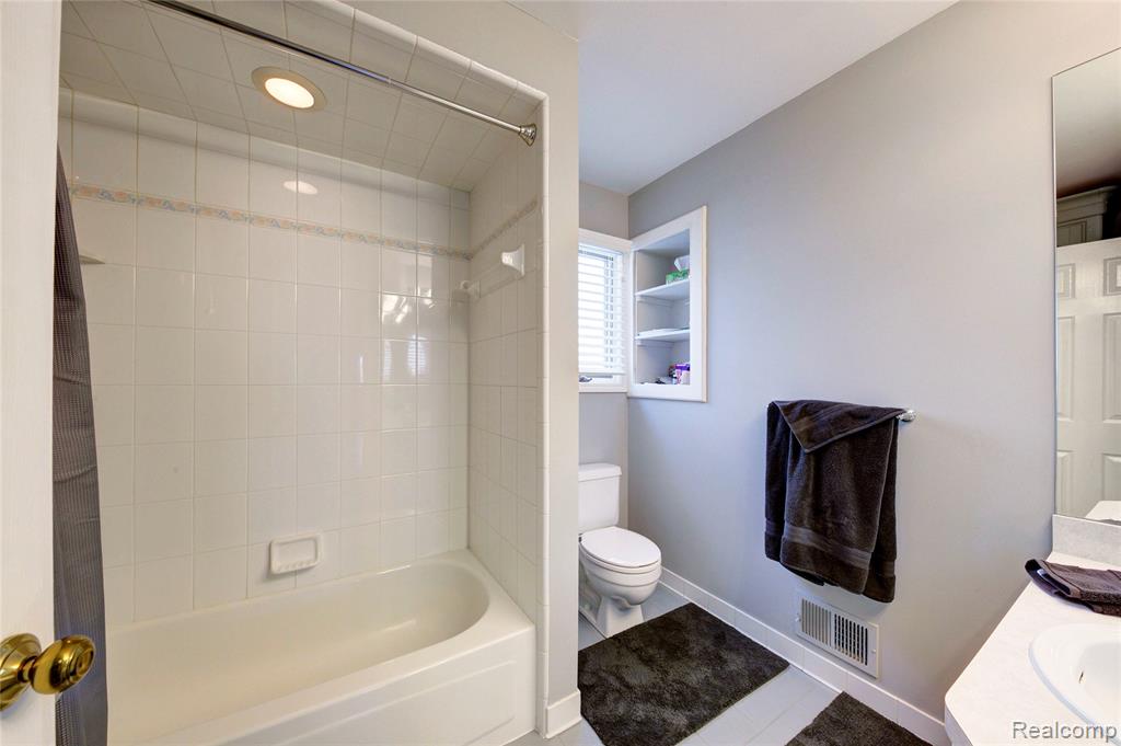 46822 Springhill Drive, Shelby Twp, MI 48317 — Photo 28