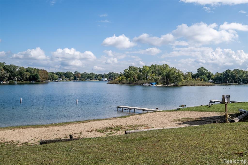 5720 Berkley Drive, Waterford, MI 48327 — Photo 42