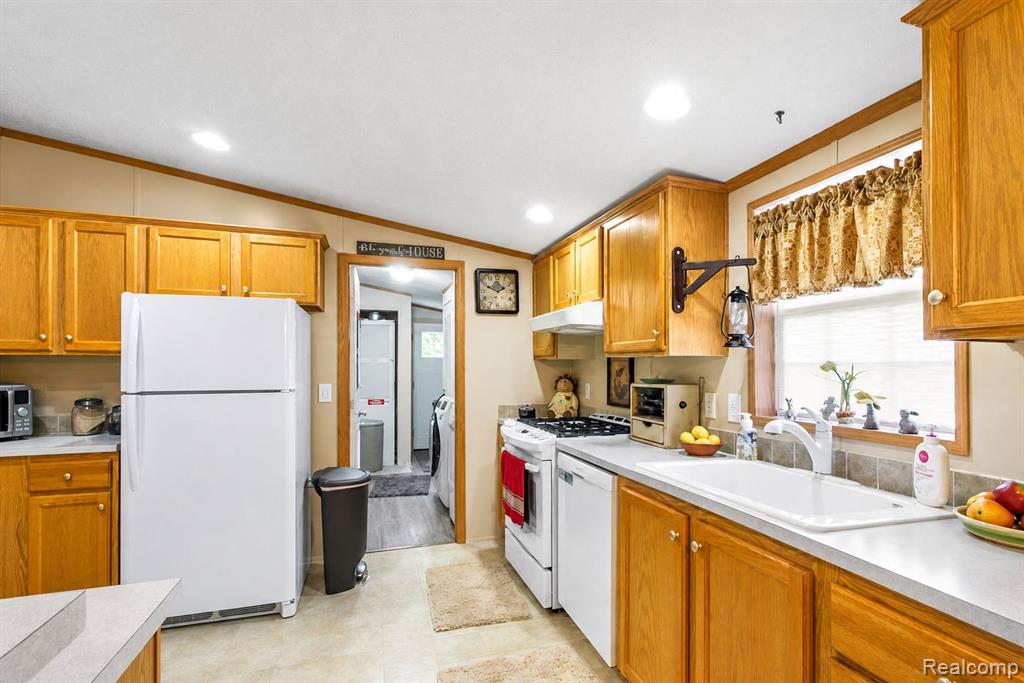 29311 Hidden River Drive, Gibraltar, MI — Photo 6
