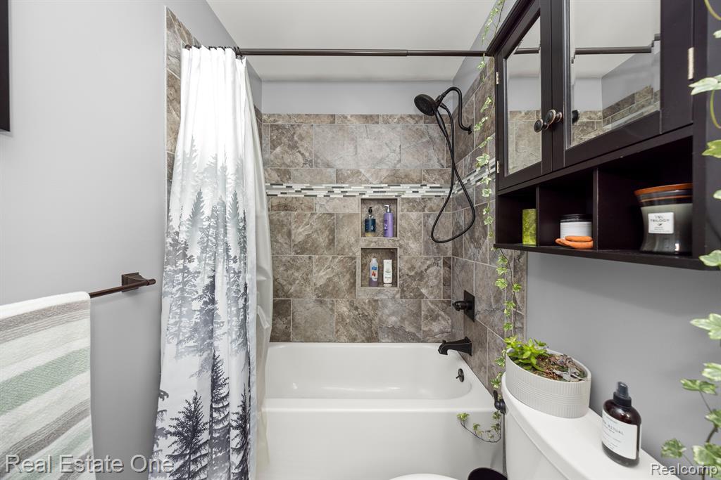 4083 W MAPLE Road, Wixom, MI 48393 — Photo 28