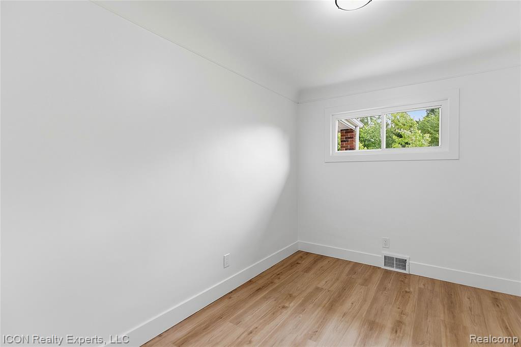 4901 Robert Street, Shelby Twp, MI 48316 — Photo 12
