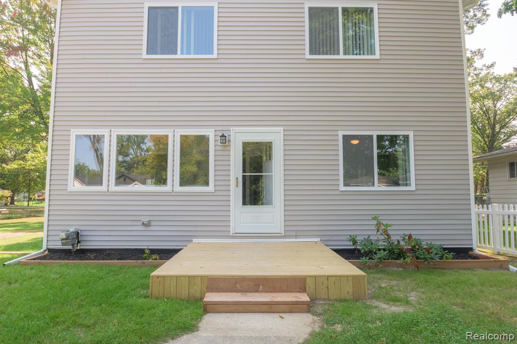 5733 CRESCENT Road, Waterford, MI 48327 — Photo 2