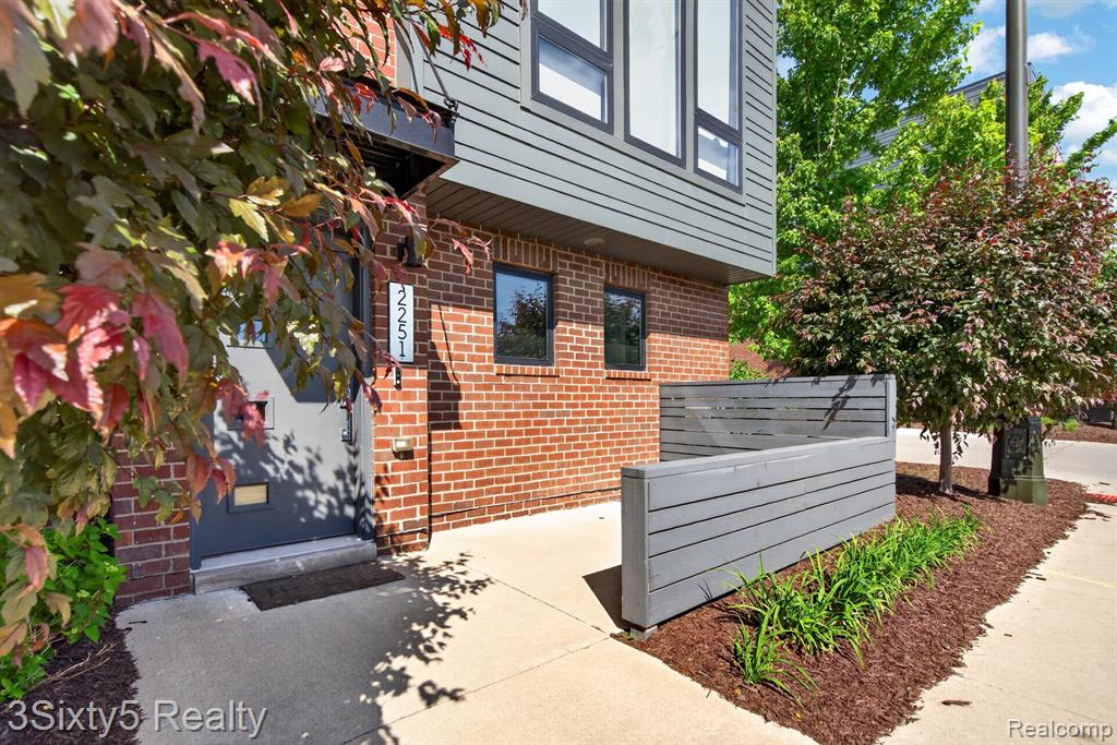 2251 Trumbull Street - Photo 3