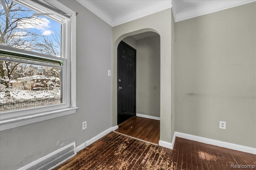 18981 Kenosha Street, Harper Woods, MI 48225 — Photo 2