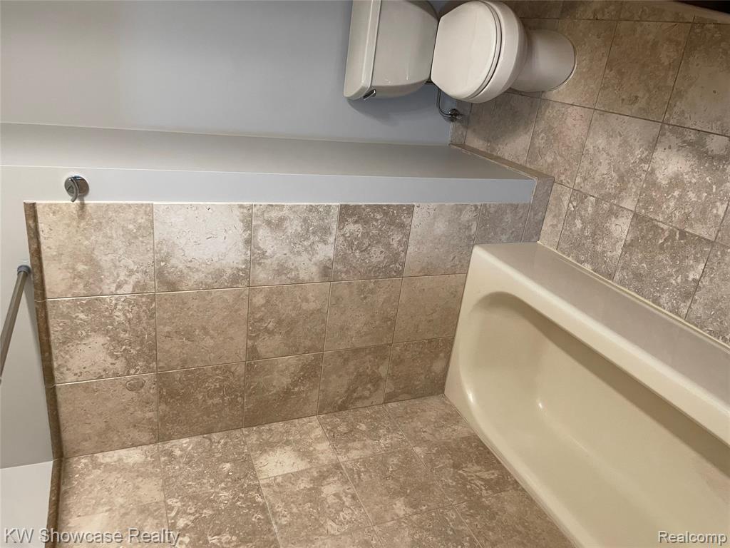 527 E University Drive, Rochester, MI 48307 — Photo 17