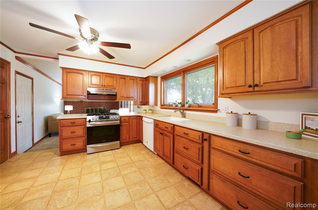 761 Tanglewood Drive, Madison Heights, MI 48071 — Photo 23