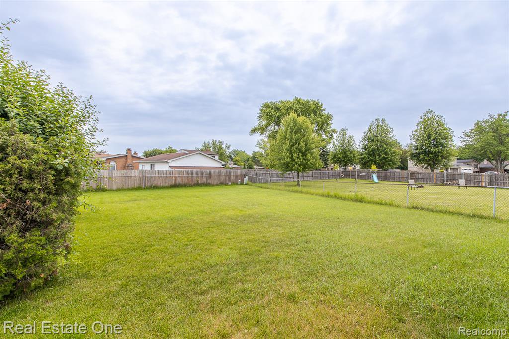 40026 Kristen Drive, Sterling Heights, MI 48310 — Photo 32
