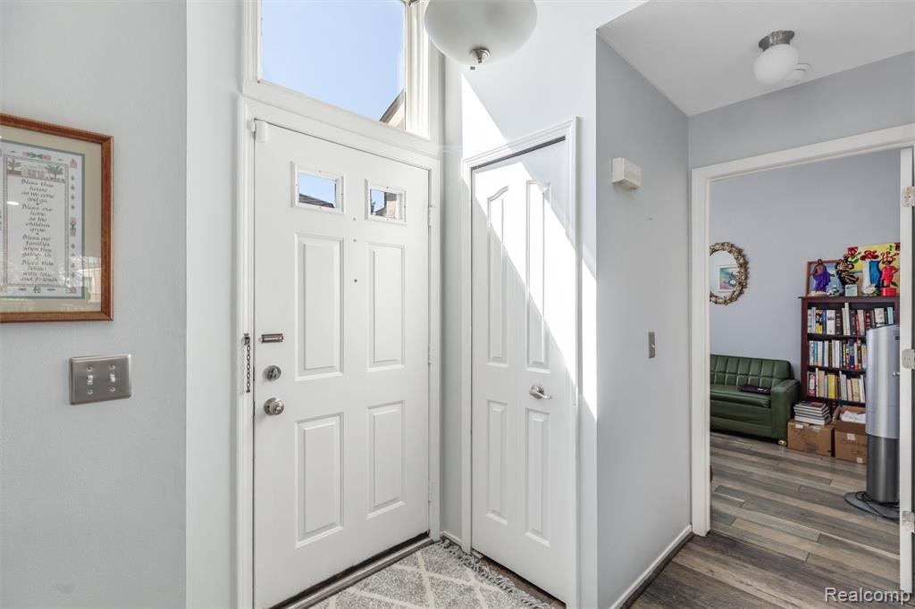 405 Ravencrest Lane, Westland, MI — Photo 2