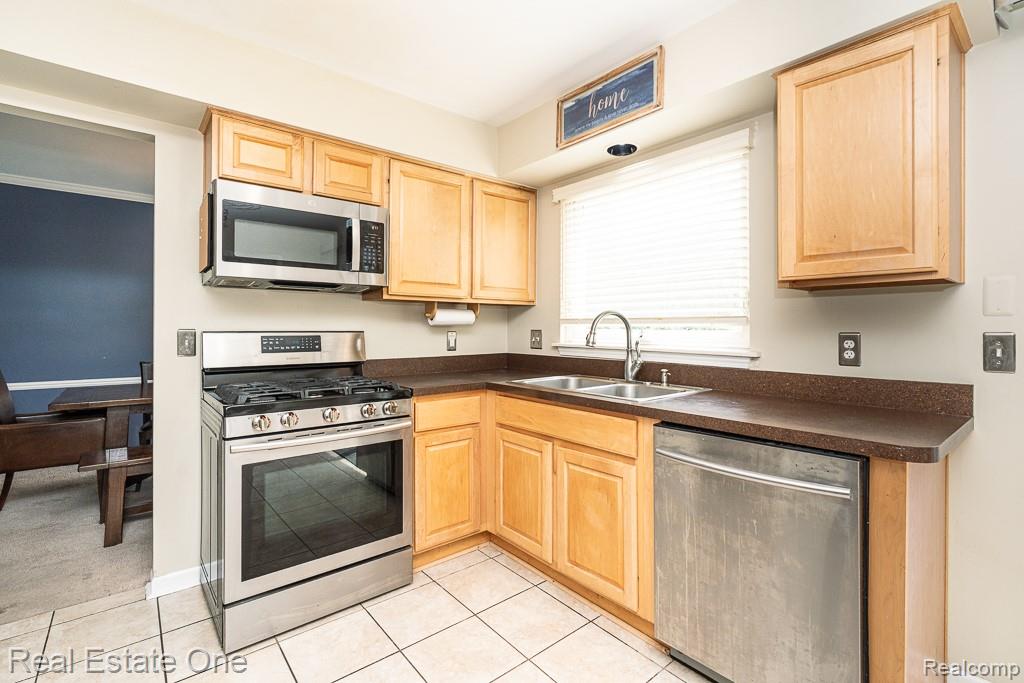 606 Whitney Drive, Rochester Hills, MI 48307 — Photo 12