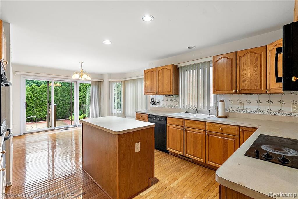 47274 Hunters Park Drive, Plymouth, MI 48170 — Photo 17