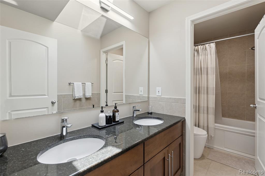 418 Greenan Lane, Lake Orion, MI 48362 — Photo 32
