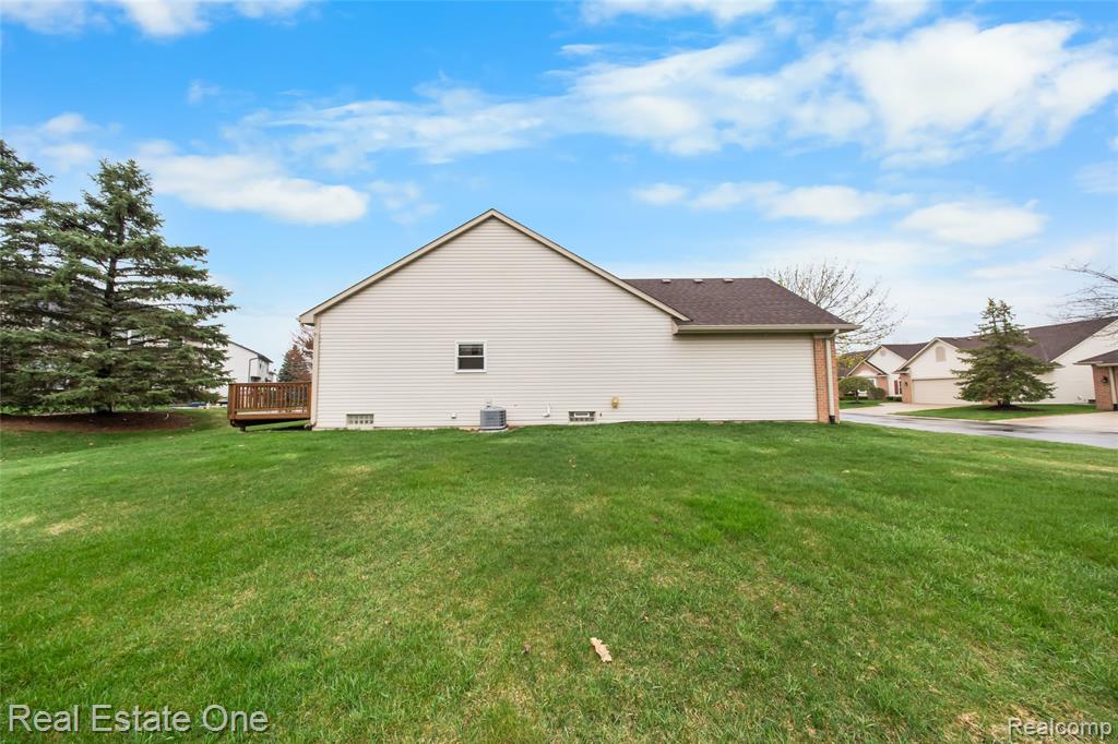 367 N Oak Drive, Commerce Twp, MI 48390 — Photo 3