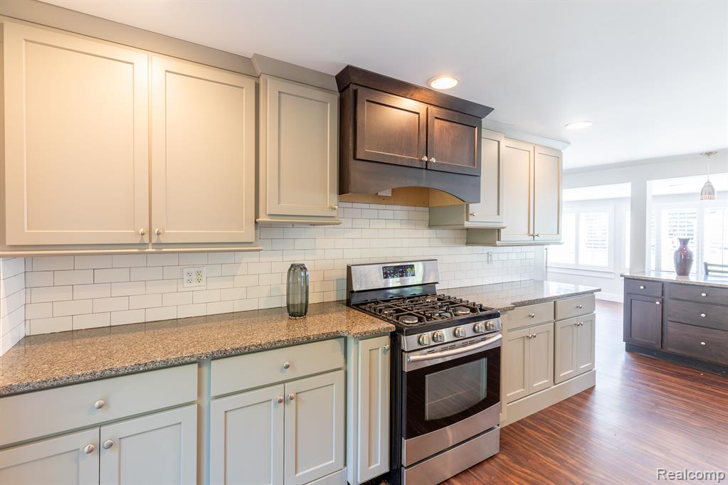 7950 ISLAND Boulevard, Grosse Ile, MI 48138 — Photo 8