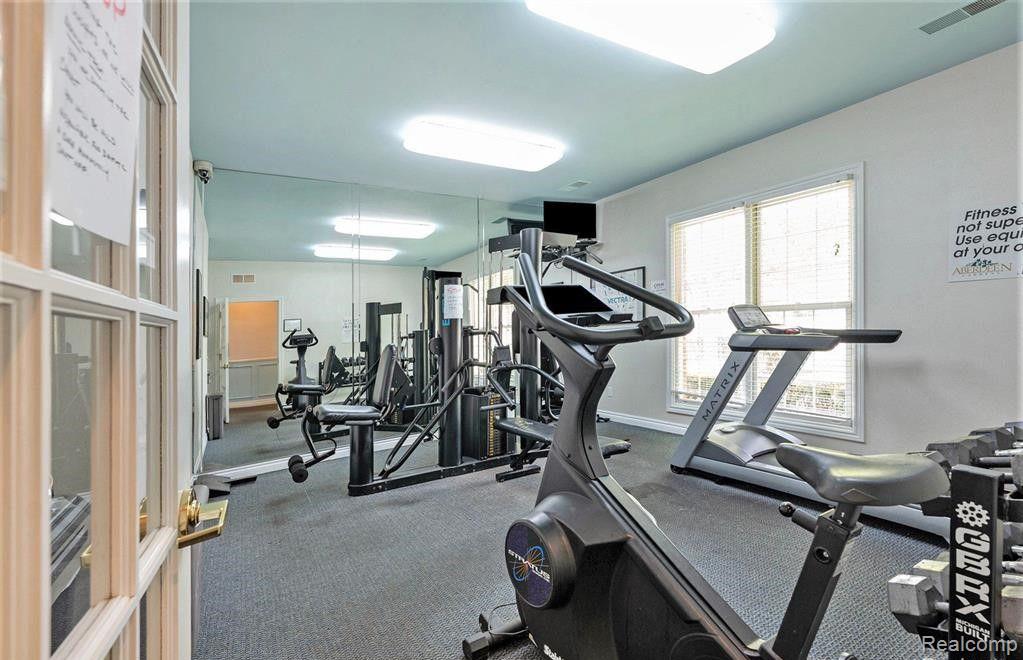 4043 BERKSHIRE Drive, Sterling Heights, MI 48314 — Photo 34