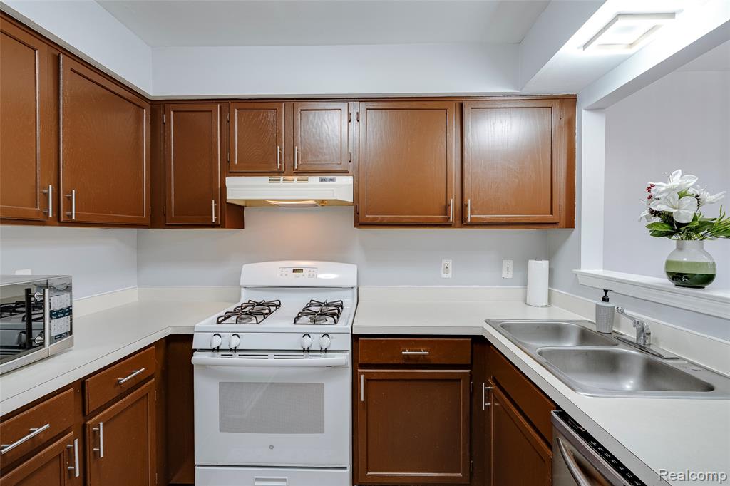7783 Princeton Court, 56, Westland, MI — Photo 18