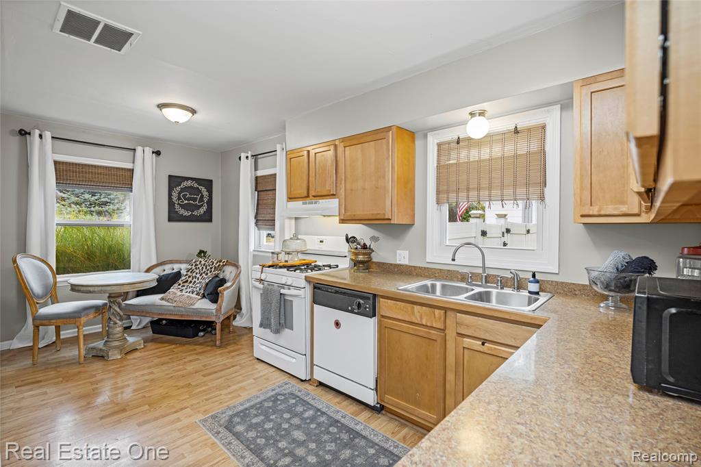 881 Tyrone Avenue, Waterford, MI 48328 — Photo 18