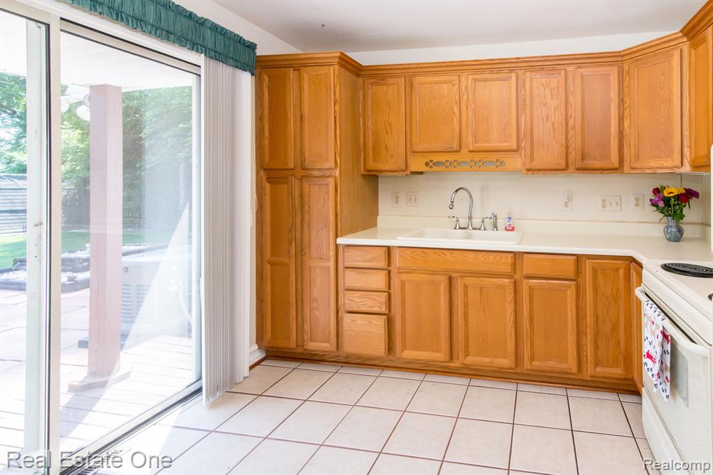 4049 MEIGS Avenue, Waterford, MI 48329 — Photo 11