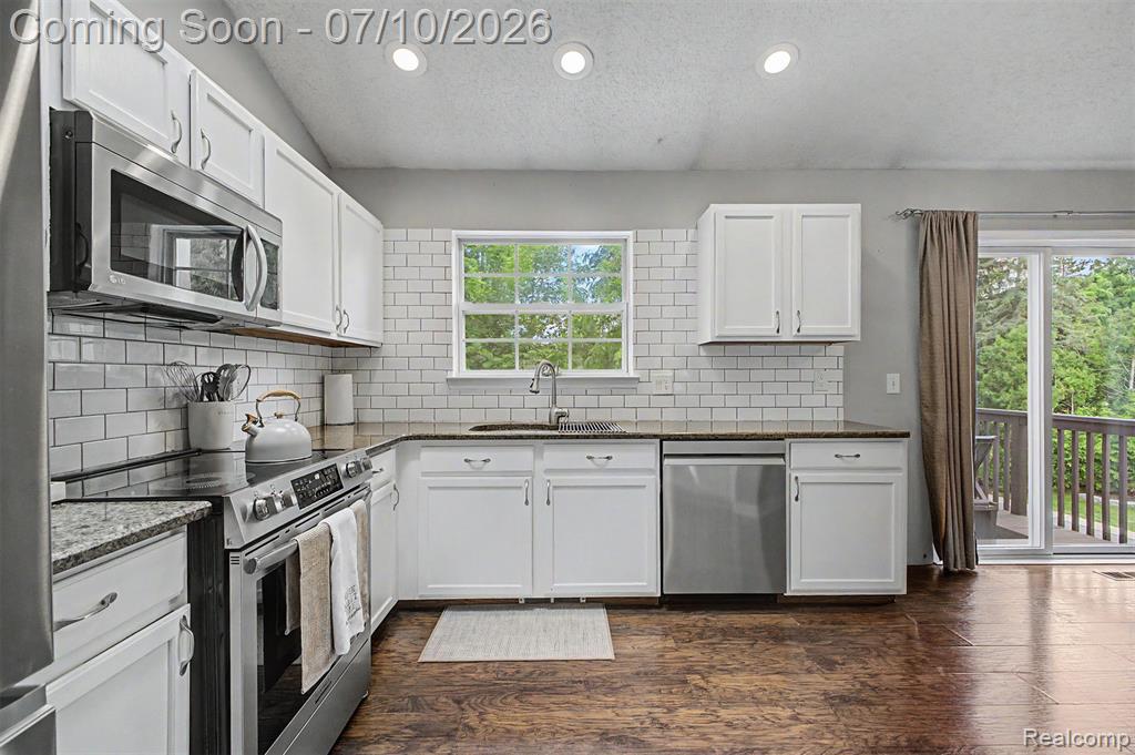 6400 Lake Meadow Drive, Waterford, MI 48327 — Photo 15