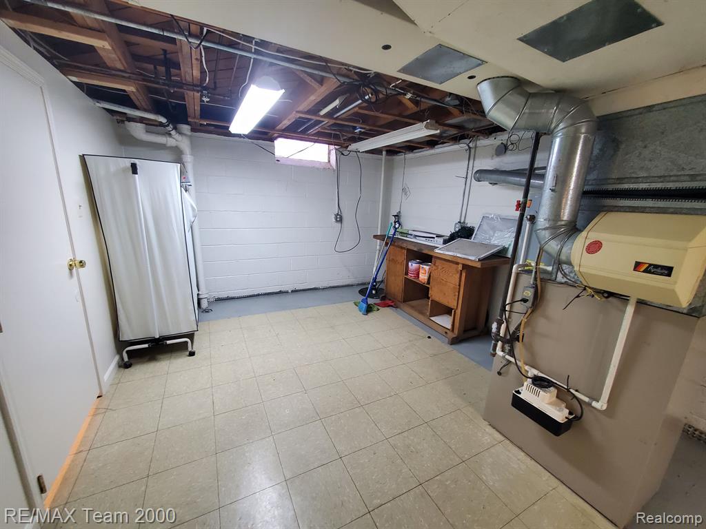 4565 UNIVERSAL Street, Dearborn Heights, MI 48125 — Photo 23