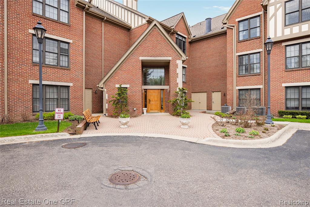 12 Pointe Park Place, Grosse Pointe Park, MI 48230 — Photo 2