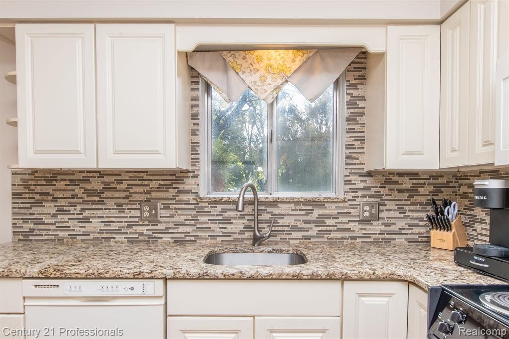 9117 Sussex Street, White Lake, MI — Photo 13