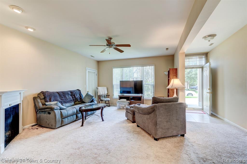 28104 CHESAPEAKE Circle, 334, Walled Lake, MI 48390 — Photo 3