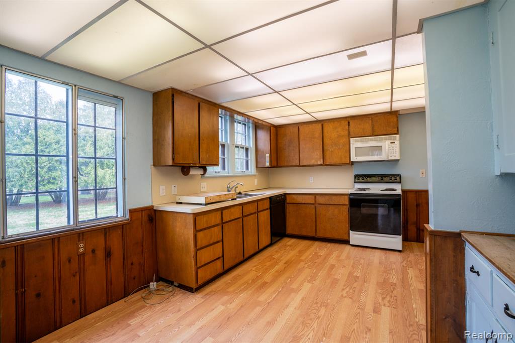 26470 Meadowood Court S, Lathrup Village, MI 48076 — Photo 8