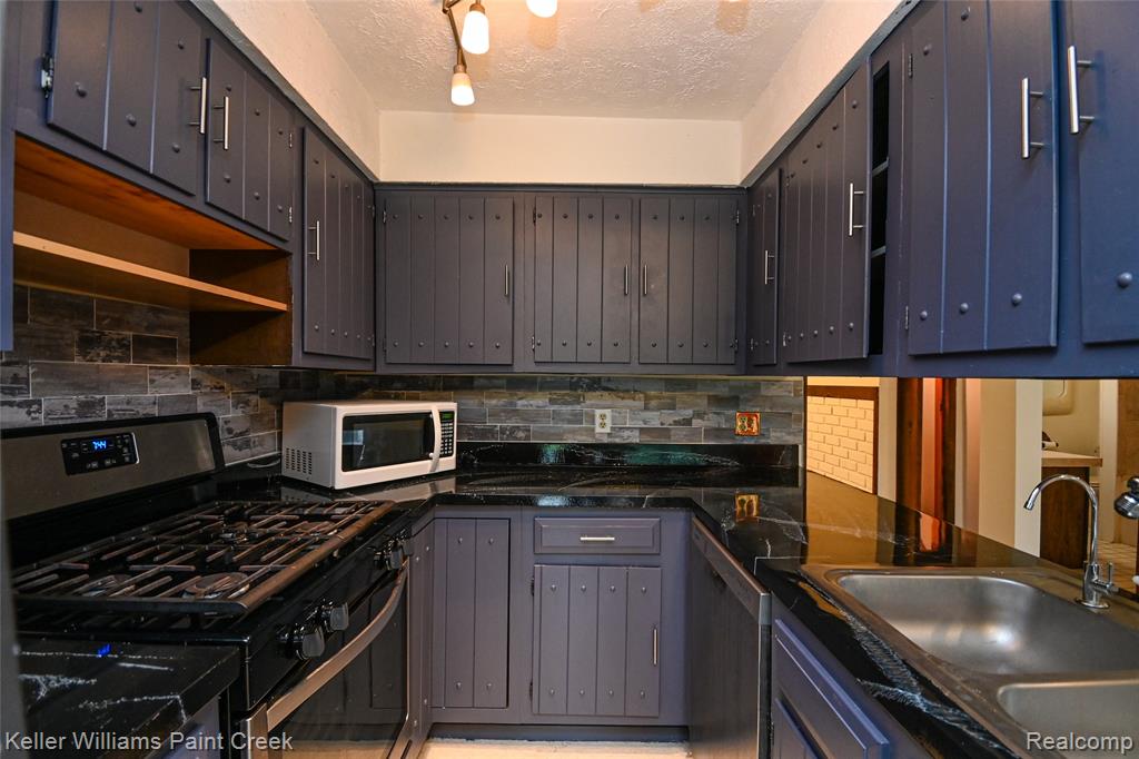 6903 Dandison Boulevard, West Bloomfield, MI 48324 — Photo 13