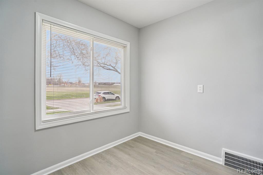 3963 S Hubbard Street, Wayne, MI 48184 — Photo 12
