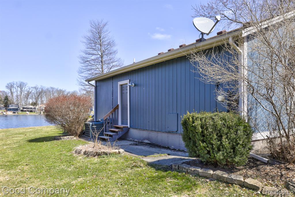 9526 Montgold Avenue, White Lake, MI — Photo 2