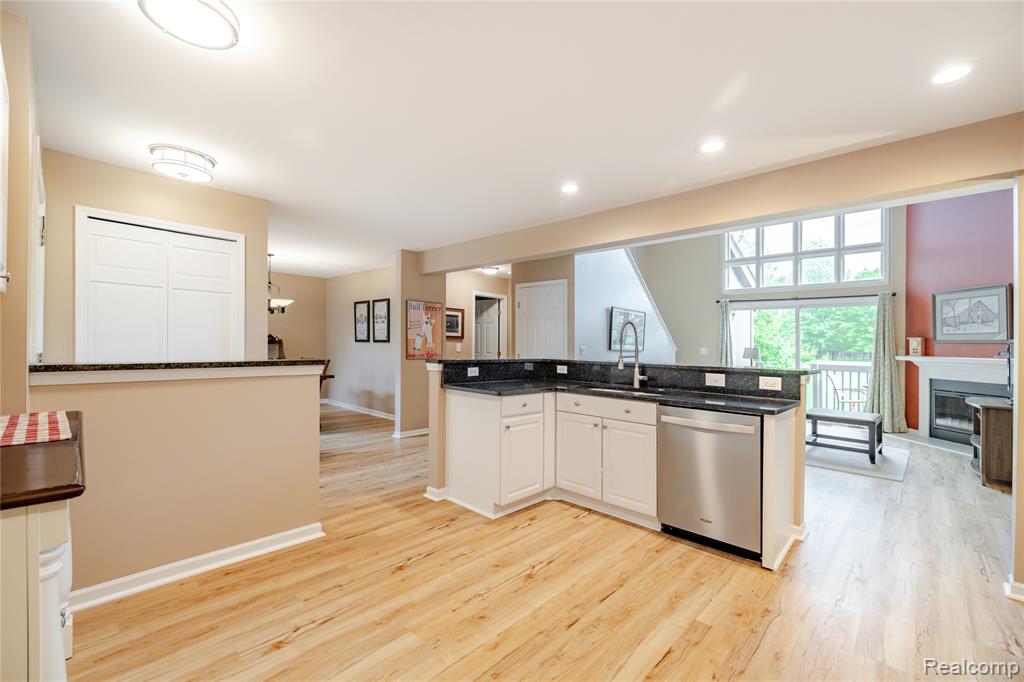 9892 Hawthorne Glen Drive, Grosse Ile, MI 48138 — Photo 11