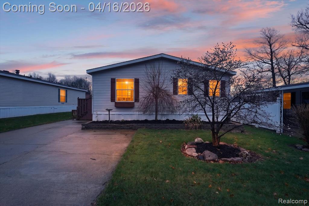 11542 Clearwater Dr, Fenton, MI 48430