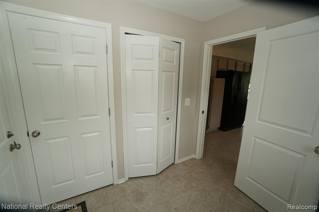 441 SANDALWOOD Drive, Rochester Hills, MI 48307 — Photo 31