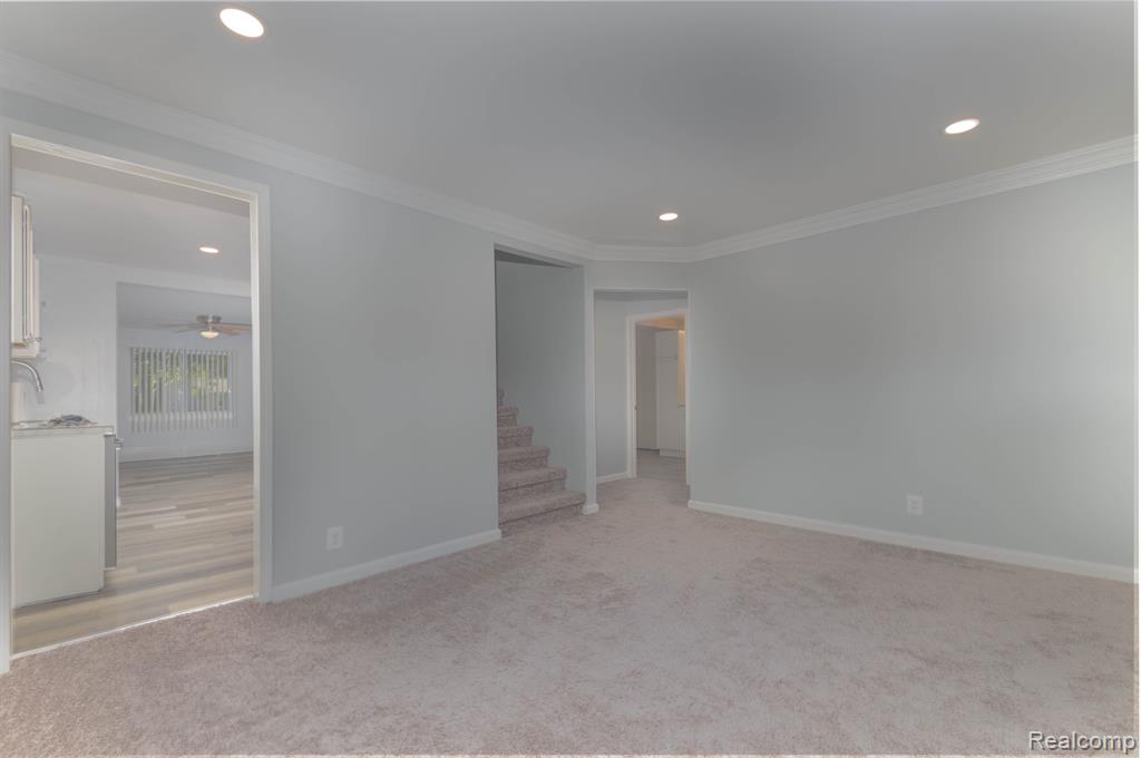 5733 CRESCENT Road, Waterford, MI 48327 — Photo 7