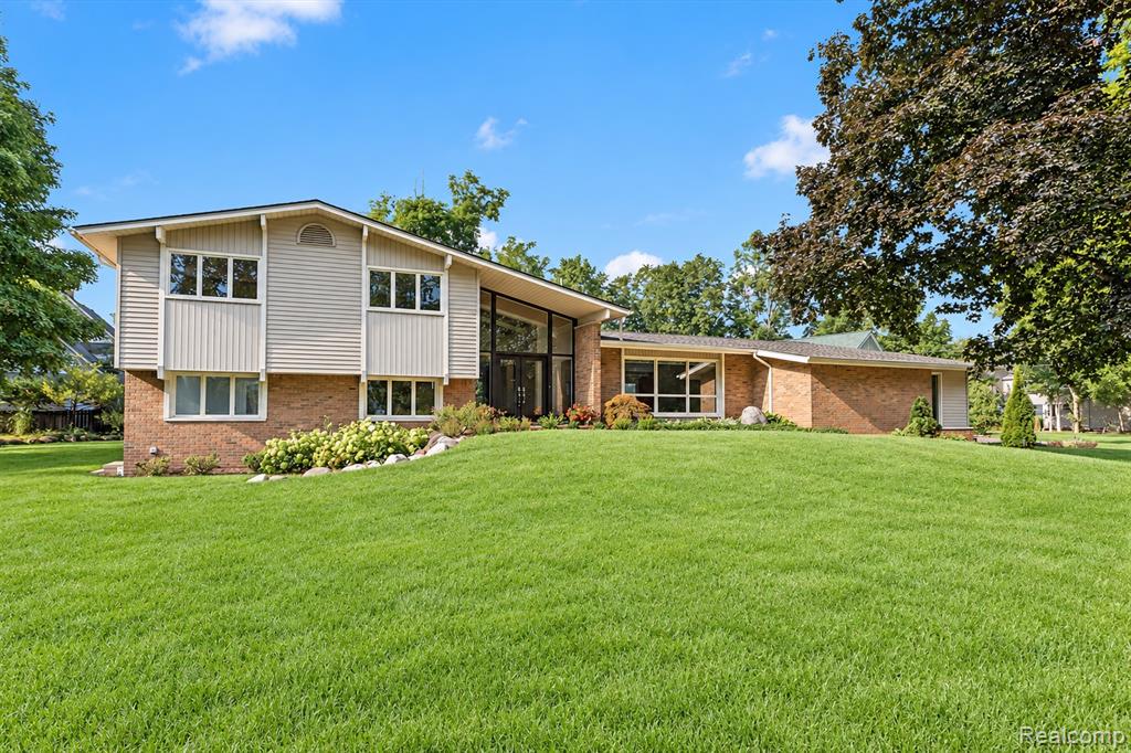 2564 Charel Court, West Bloomfield, MI 48324